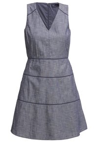 Vestido sin mangas de tela chambray en azul claro, con escote en V, detalles de costura horizontal y una falda acampanada. Cierre con cremallera en la parte posterior.