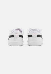 Weiße Sneaker mit einem glatten Leder-Obermaterial, schwarzem Akzentstreifen und pinkem Logodetail an der Ferse. Mit runder Zehenpartie und gepolsterter Knöchelpartie.