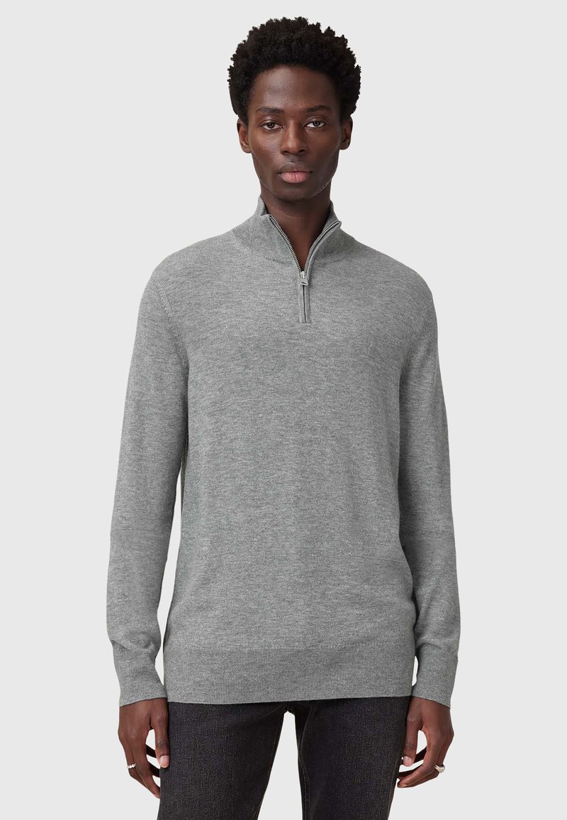 Maglione grigio con zip e maniche lunghe, realizzato in tessuto morbido. Caratterizzato da un colletto alto, polsini a costine e un orlo dritto. Design semplice, senza motivi.