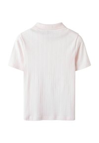 Polo à manches courtes en rose clair, avec une texture en relief verticale, un tissu doux et un col classique.