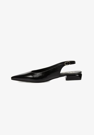 Zapato de charol negro tipo slingback con punta afilada, tacón bajo en bloque y correa ajustable con hebilla. Textura suave y diseño minimalista.