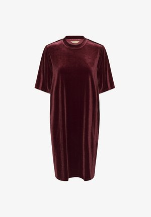 Bordeaux fluwelen jurk met korte mouwen, een ronde halslijn en een losse pasvorm, met een soepele textuur en een knielange uitstraling.
