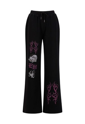 Zwarte sweatpants met een wijdere pasvorm, tribale motieven in paars en zilver, en een schedelafbeelding met de tekst "EH" op het linkerbeen.