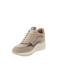 Sneaker beige con parte superiore in suede e sintetico, punta arrotondata, lacci tono su tono, colletto imbottito e una suola intermedia bianca e beige contrastante.
