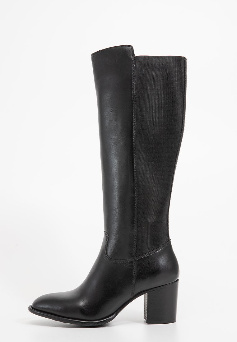 Schwarze kniehohe Stiefel mit einer Lederkappe und einem strukturierten Stoffeinsatz. Mit einem klobigen hohen Absatz für Halt und einer eleganten Silhouette.