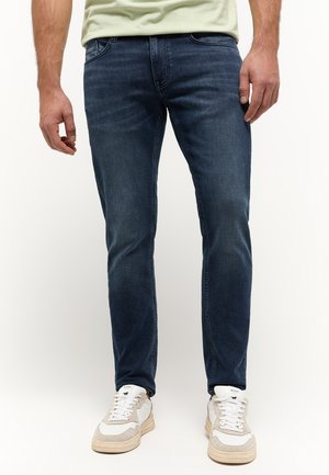 Mustang Straight Jeans Tramper voor heren, middenblauw 643, 48W / 32L Mustang Straight Jeans Tramper voor heren, middenblauw 643, 48W / 32L