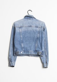 Světle modrá džínová bunda s krátkým střihem, zapínáním na knoflíky a dvěma bočními kapsami. Má klasický límec a prošití jako detail.