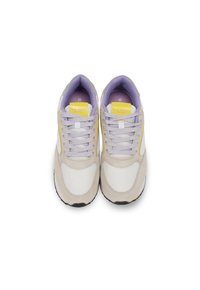 Sneakers grigio chiaro con pannelli in rete bianca e dettagli gialli. Presentano una chiusura con lacci e solette imbottite viola. Suola in gomma.