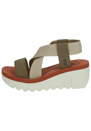 Sandali wedge con parte superiore in tessuto beige, ampi cinturini elastici e suola marrone; presentano una suola spessa e rigata bianca per il comfort.