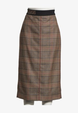 Jupe à carreaux marron longueur genou avec une ceinture élastique noire comportant un petit patch logo marron et noir.