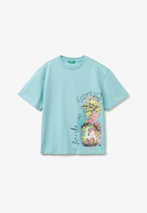 Jasnoniebieski t-shirt z krótkim rękawem z kolorową grafiką ananasa i tekstem w stylu graffiti, zawierającym "LA" i "ABSTRACT" po prawej stronie z przodu.