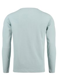 Jasnoniebieska koszula z długim rękawem, wykonana z miękkiej bawełny. Posiada okrągły dekolt, prosty krój oraz brak widocznych logo i wzorów.