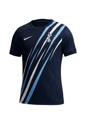 Due bambini indossano maglie da calcio del Tottenham Hotspur blu navy con strisce diagonali azzurre e bianche e stanno in piedi con espressioni sicure.
