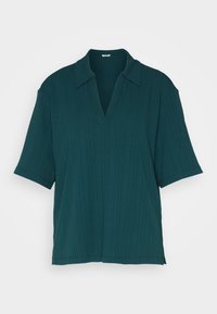 Tealfärgad t-shirt med kort ärm och V-ringning, med ribbat mönster och avslappnad passform. Slät tyg med en subtil lyster.