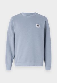 Lyseblå hettegenser laget av en bomullsblanding. Har rund hals, ribbede ermer og et sirkulært logo-patch på brystet.