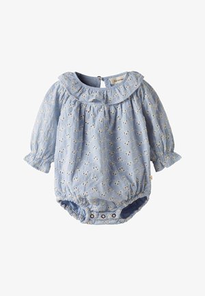 Tutina di cotone azzurro chiaro con maniche lunghe a sbuffo, collo arricciato e dettaglio ricamato floreale. Chiusura a scatto nella parte inferiore per facilitare la vestizione.
