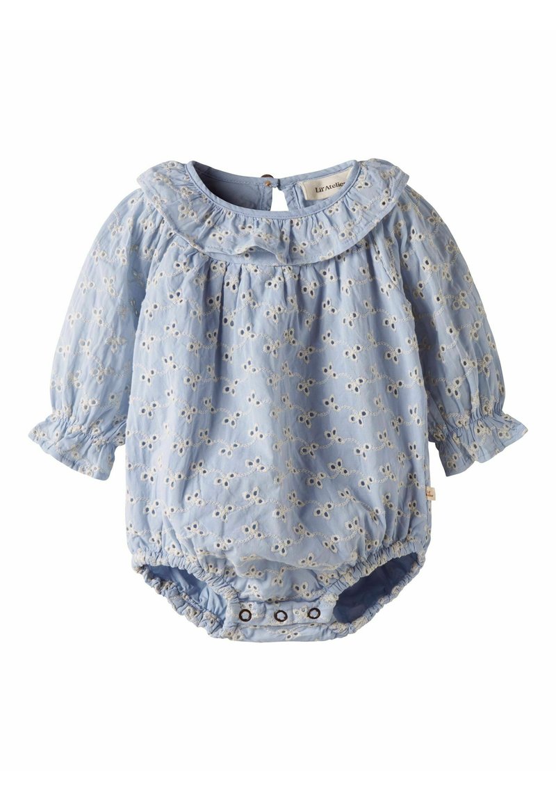 Lyseblå bomuldsdragt med lange, puffede ærmer, flæset krave og broderi med blomsterdetaljer. Trykknaplukning i bunden for nem påklædning.