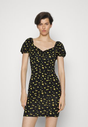 Vestido mini justo preto com padrão floral amarelo, mangas curtas com puf, decote quadrado e detalhe de franzido na frente.