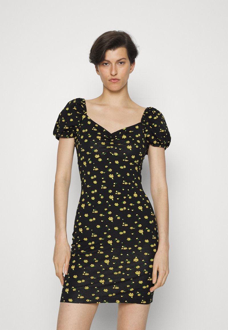 Vestido mini justo preto com padrão floral amarelo, mangas curtas com puf, decote quadrado e detalhe de franzido na frente.
