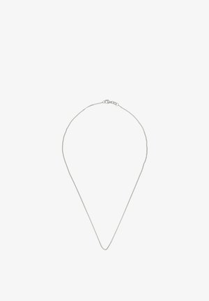 Sottile collana a catena d'argento con una piccola chiusura a moschettone, esposta su sfondo bianco.