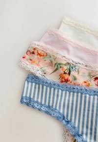Fire blondebeklædninger til kvinder med blondekant i hvid, lyserød, blomsterprint og blåstribet mønster stablet på en lys baggrund.
