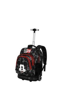 Mochila con ruedas de tela negra, acentos rojos y diseño de Mickey Mouse. Cuenta con dos compartimentos con cremallera y un mango retráctil.