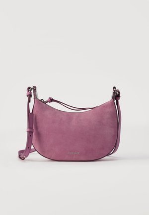 Sac bandoulière en daim violet en forme de croissant avec bandoulière réglable et accessoires en argent, présentant un petit logo de la marque à l'avant.