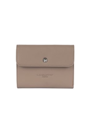 Portafoglio in pelle beige con chiusura a patta, logo "LANCASTER PARIS" impresso e un pulsante a scatto argentato per una chiusura sicura. Tessuto liscio.