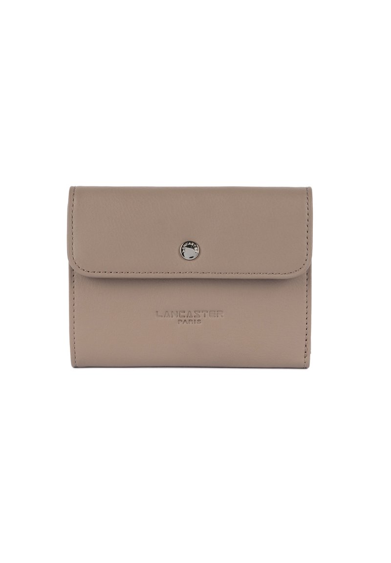 Portafoglio in pelle beige con chiusura a patta, logo "LANCASTER PARIS" impresso e un pulsante a scatto argentato per una chiusura sicura. Tessuto liscio.