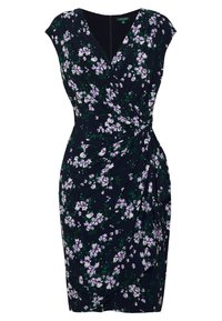 Blommig omslagklänning i marinblått med lila och gröna mönster, korta ärmar med cap-sleeve och en vriden detalj vid midjan för en figurnära silhuett.