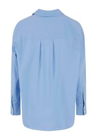 Camicia azzurro chiaro a maniche lunghe con colletto, pieghe posteriori, orlo curvo e polsini con bottoni, realizzata in tessuto morbido.