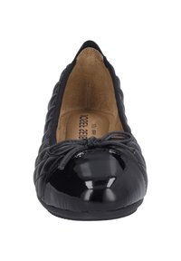 Černé baleríny s prošívanou texturou, lesklou zaoblenou špičkou a dekorativní mašlí na přední straně. Hladká vnitřní podšívka.