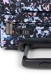 Valigia nera con motivo floreale in rosa, blu e bianco, dotata di doppia cerniera e lucchetto combinato con manico retrattile.