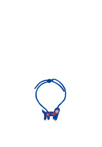 Pulsera tejida azul con forma de perro, decorada con acentos florales rojos y un emblema redondo. Cierre de nudo ajustable.