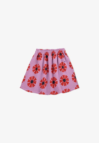 Falda rosa con cintura fruncida, que presenta un estampado floral de pétalos rojos con centros negros, hecha de una tela suave y de textura ligera.