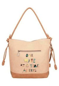 Borsa a tracolla in pelle beige dal design morbido, con la scritta colorata "UNA ONDA ALLA VOLTA ANEKKE" e una tasca frontale con zip.