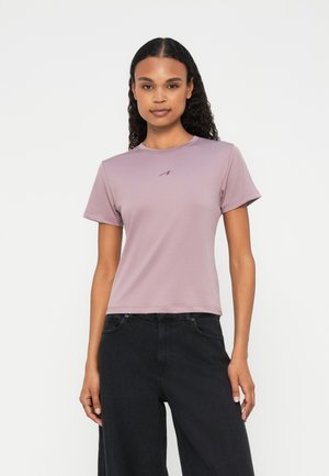 Tricou cu mânecă scurtă de culoare lavandă, cu guler rotund, textură fină și un logo discret imprimat într-o nuanță mai închisă pe piept.