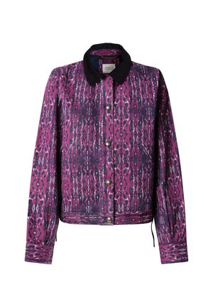 Chaqueta abotonada con estampado en tonos púrpura y azul marino, con cuello negro, mangas largas y dos bolsillos delanteros.