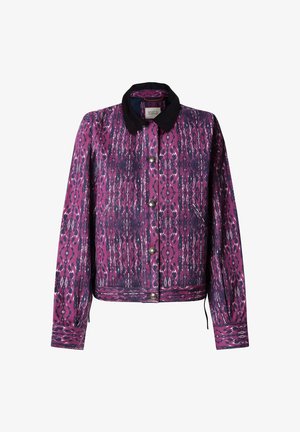 Chaqueta abotonada con estampado en tonos púrpura y azul marino, con cuello negro, mangas largas y dos bolsillos delanteros.