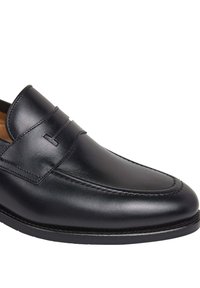Schwarze Leder-Herrenschuhe im Slipper-Stil mit abgerundeter Spitze, gestickten Details und glatter Oberfläche an Sohle und Oberteil.