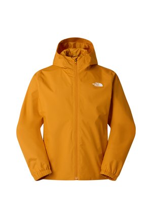 Chaqueta impermeable naranja con capucha, cremallera frontal, puños elásticos y un pequeño logo blanco en el área del pecho izquierdo. Textura suave, diseño ligero.