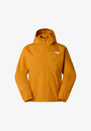 Orangefarbene wasserdichte Jacke mit Kapuze, Reißverschluss vorne, elastischen Bündchen und kleinem weißem Logo auf der linken Brustseite. Glatte Textur, leichtes Design.