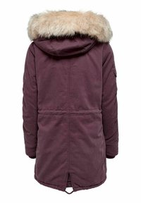 Bordowa parka z kapturem wykończonym sztucznym futrem, długimi rękawami, bocznymi kieszeniami i ściągaczem u dołu. Gładka tkanina o delikatnym połysku.