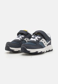 Sneakers blu scuro con accenti bianchi, pannelli in rete e cinturino con chiusura a strappo. Suola in gomma testurizzata per una migliore aderenza.
