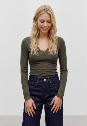 Vero Moda VMSKYE LS V-NECK LACE TOP JRS NOOS - Langærmet T-shirt - forest night