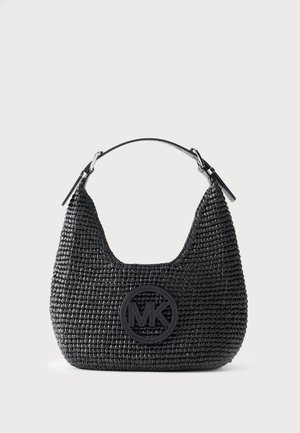 Bolso tejido negro con asa superior curva y emblema redondo del logo MK centrado en el frente.