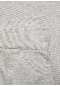 Unselected, mottled light grey