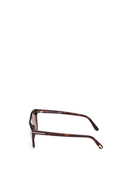 Ochelari de soare cu ramă pătrată din tortoishell, cu lentile cu un gradient subtil, accente metalice pe brațe și branding semnătură pe partea interioară.