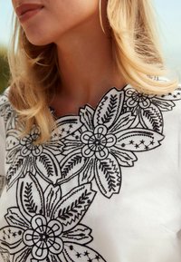 Next SHORT SLEEVE EMBROIDERED  REGULAR FIT - Pluus - white black