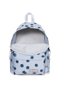 Zaino blu chiaro con grandi pois blu navy, chiusura superiore con cerniera e tasca frontale con chiusura a coulisse. Interno in tessuto semplice.